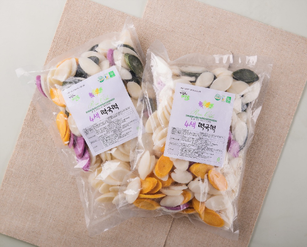 ▲신제품인 ‘4색 떡국떡’. 거문도해풍쑥, 흰색쌀, 자색고구마, 노란단호박으로 만들었다.