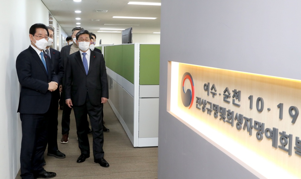 ▲ 21일 서울 ‘여수순천 1019사건 진상규명 및 희생자명예회복위원회’ 사무실을 전해철 행정안전부장관과 전라남도 관계자가 둘러보고 있다.