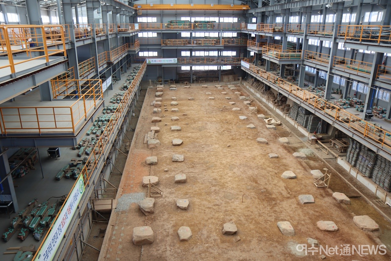 ▲  해체 보수 공사 중인 진남관 내부 (2022년 1월 13일 모습) ⓒ오병종