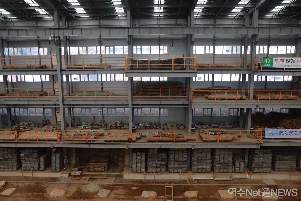 ▲ 덧집 내부는 4층이다.  건축 부재들은 덧집 4층 건물 내부에 각각 높이에 따라 조립하기 좋은 층 위치의 공간에 해체된 상태로 놓여있는 모습   ⓒ오병종