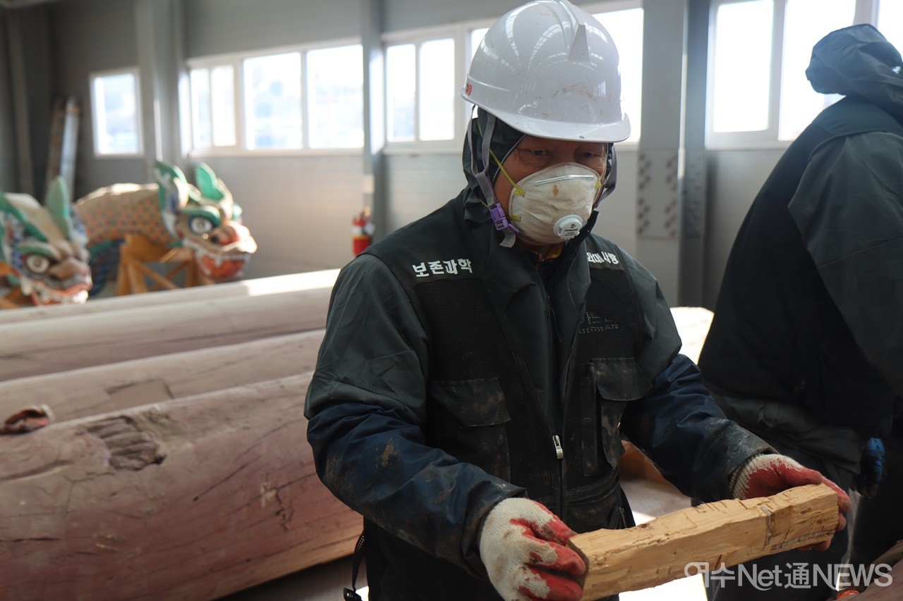 ▲ 기둥 보수공사중인 이종선씨. 기둥의  병충해 입은 부분은 파내고 목재로 메꾸는 작업을 한다. ⓒ오병종