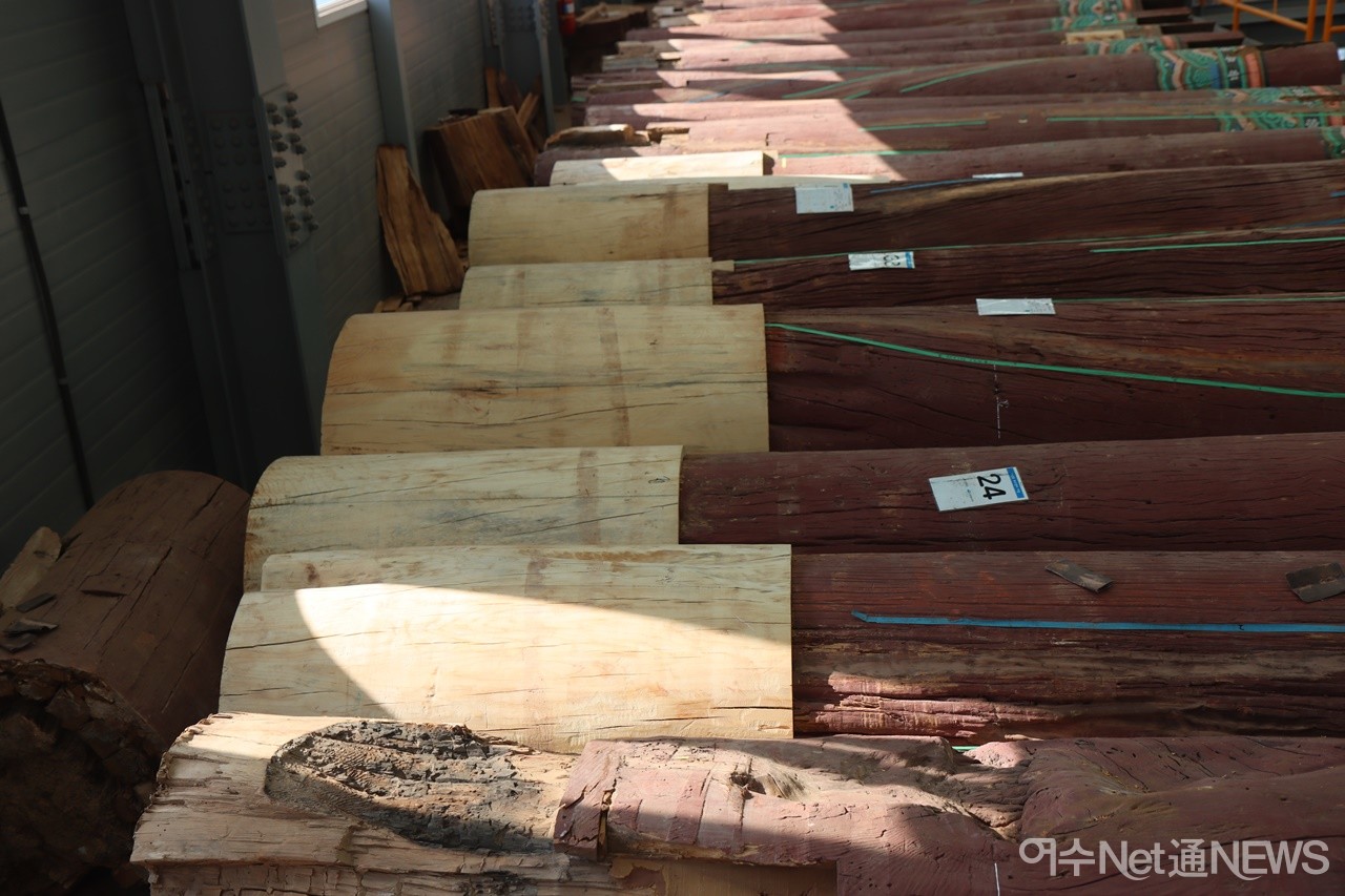 ▲ 잘라내고 보강한 기둥 기둥 중 썩은 아랫 부분은 잘라내고 새 목재를 연결시켰다. ⓒ오병종