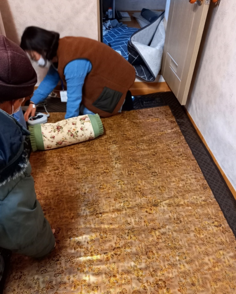 ▲어르신댁에 전기장판을 설치하고 있다