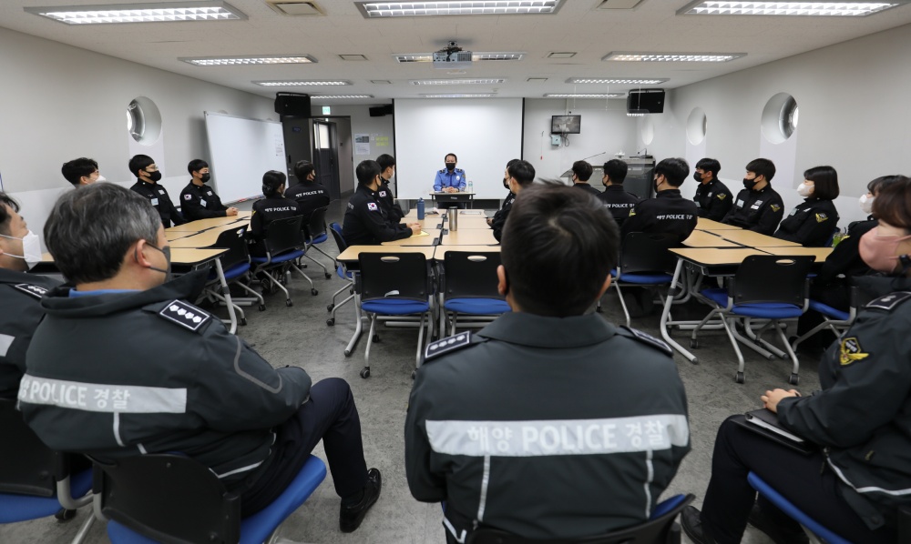 ▲여수해양경찰교육원 여인태 원장과 간부후보생과 간담회를 열고 있다