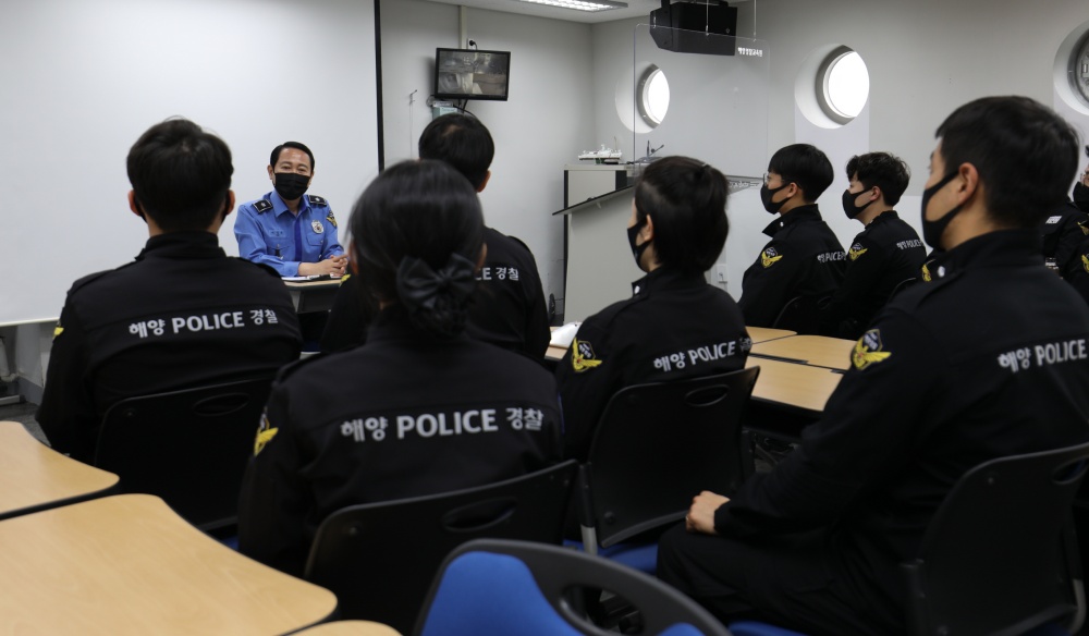 ▲여수해양경찰교육원 여인태 원장과 간부후보생과 간담회를 열고 있다
