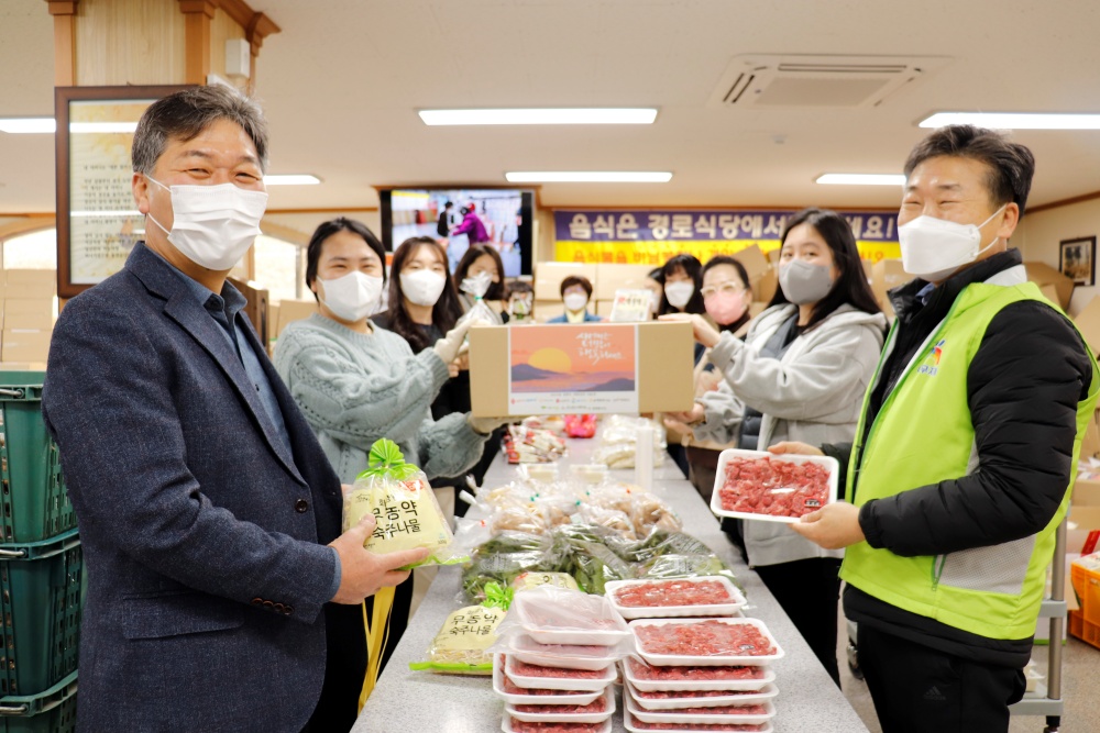 ▲임봉춘 관장과 복지관 관계자가 희망상자에 담긴 물품을 들어보이고 있다