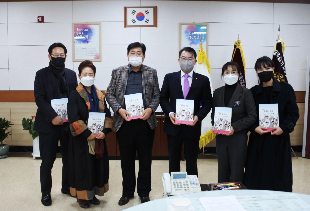 ▲여수교육청과 여수시문화원 관계자가 기념사진을 찍고 있다