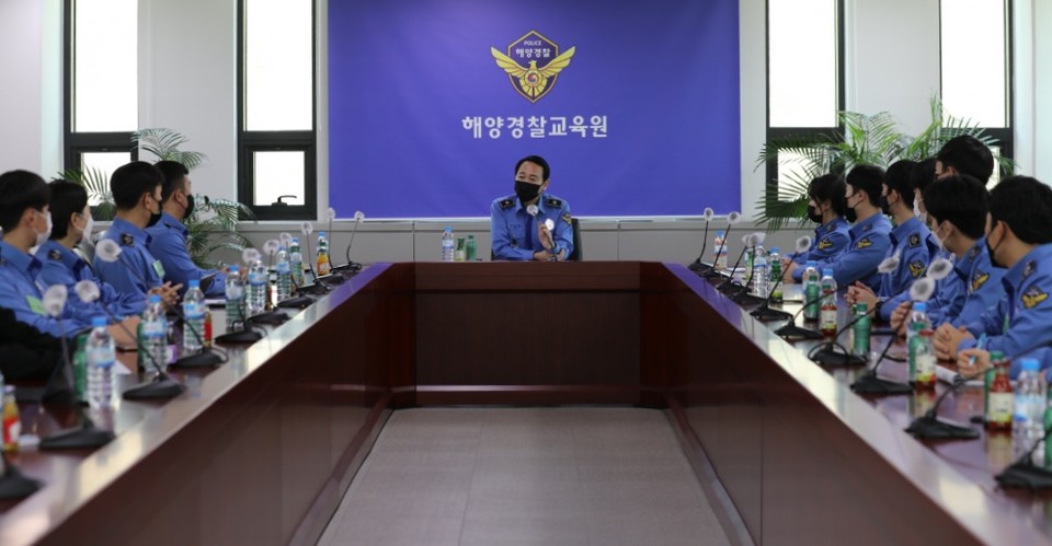 ▲여수해양경찰교육원 여인태 원장과 신입경찰과정 학생이 간담회를 가졌다
