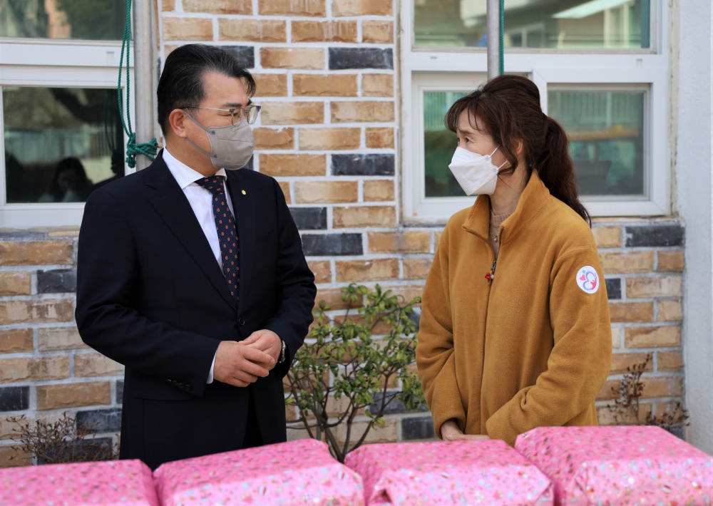 ▲여수교육청이 사회복지시설에 물품을 전달했다