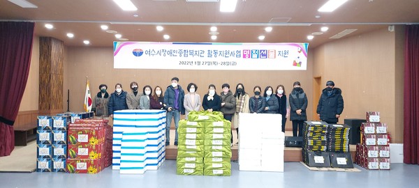 ▲ 여수시장애인종합복지관 장애인활동지원서비스 이용인 및 활동지원사에게 설 명절맞이 선물을 지원하고 있다.