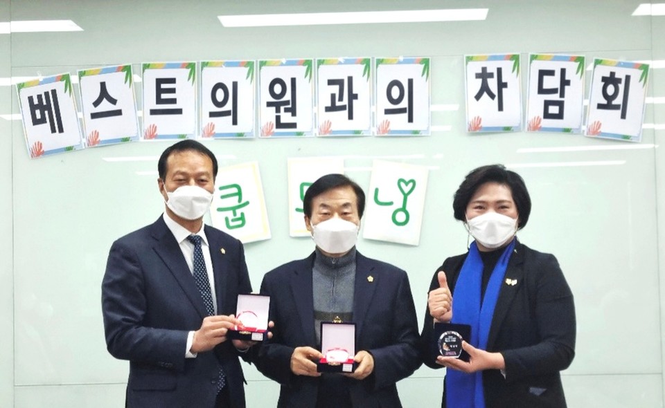 ▲ 여수YMCA아이쿱생협 여수시의회 모니터링단이 2021년 베스트시위원을 선정했다.