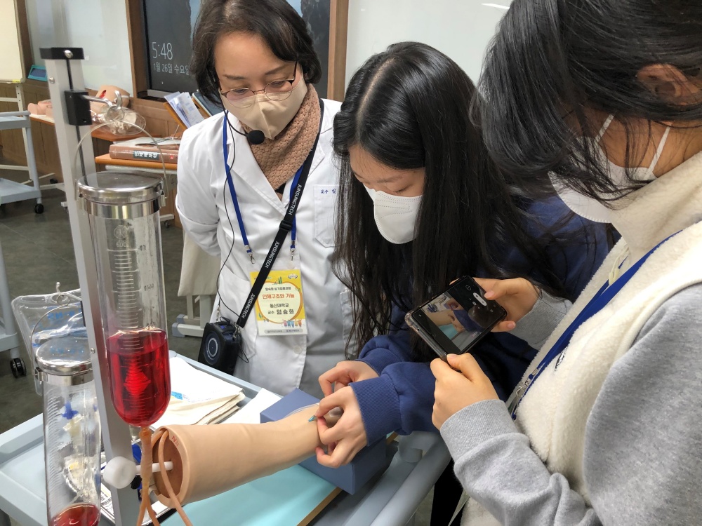 ▲전남교육청 고교-대학 연계 공동교육과정 참여자들이 기념사진을 찍고 있다