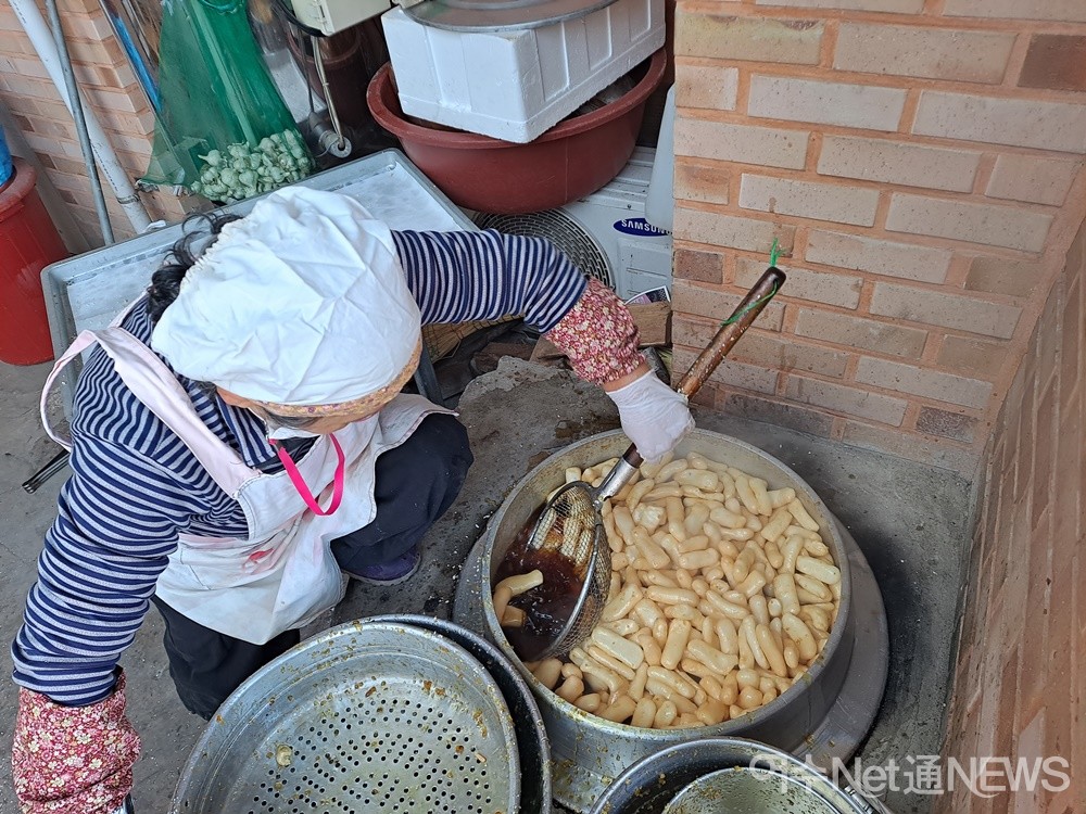 ▲ 김순옥 식품명인이 한과인 유과를 만들고 있다.ⓒ조찬현