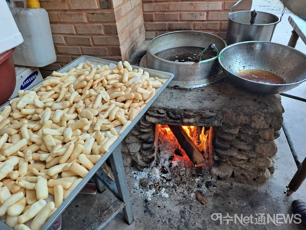 ▲아궁이에 장작불을 지피자 솥단지에서 조청이 끓어오른다.  ⓒ조찬현