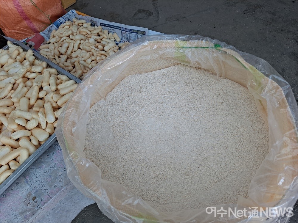 ▲조청이 쌀과자에 스며들자 이내 건져낸다. 이어 잘게 부순 쌀 튀밥에 굴린다. ⓒ조찬현