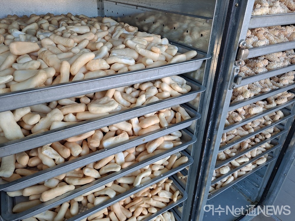 ▲ 조청에 버무린 유과를 건조기에서 굳힌다. ⓒ조찬현