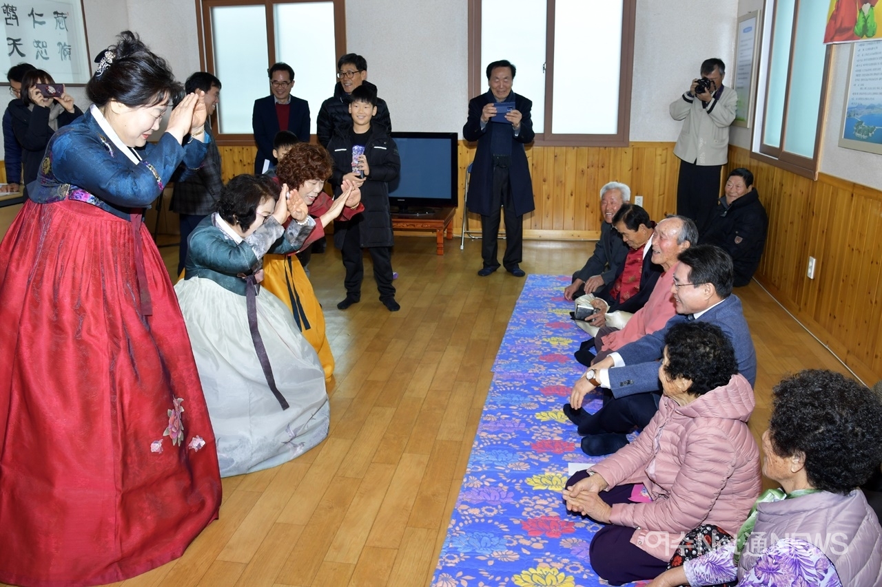 44년째 ‘마을 합동세배’를 이어오고 있는 여천동 반월마을의 설날 풍경
