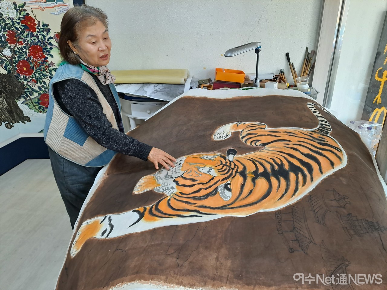▲ 민화 작가 허종은 화백이 현재 작업 중인 민화 호랑이 80호 작품을 설명하고 있다.ⓒ조찬현
