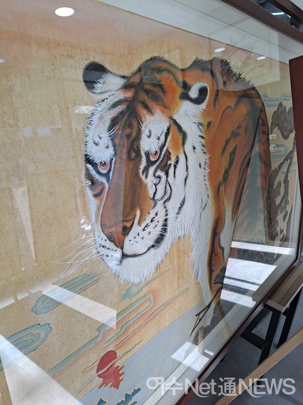 ▲완성작 호랑이 작품이다. 허종은 화백은 형식화된 관습에 따르지 않고 자신만의 독자적인 세계를 구축하고 있다. ⓒ조찬현