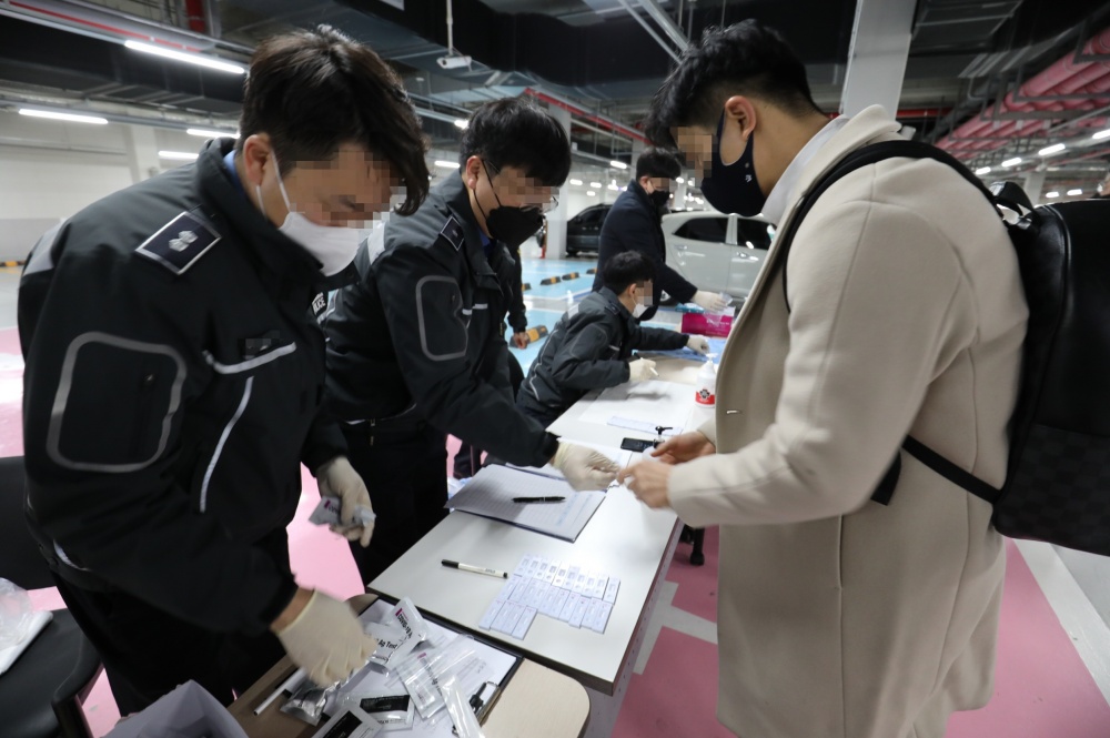 ▲신속항원검사 현장 모습