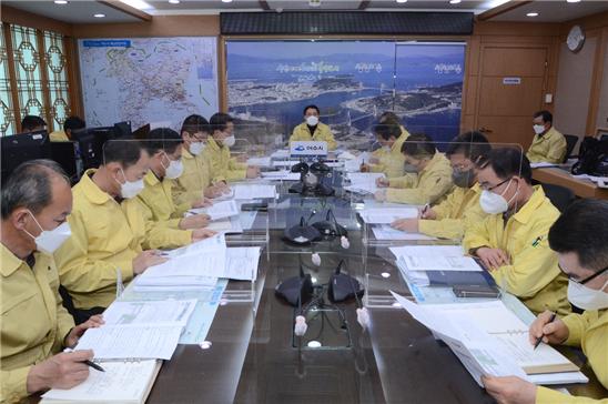 ▲권오봉 여수시장은 설 연휴 마지막 날인 2일 중대본 영상회의에 이어 국소단장 회의를 열고 총력 대응을 주문했다