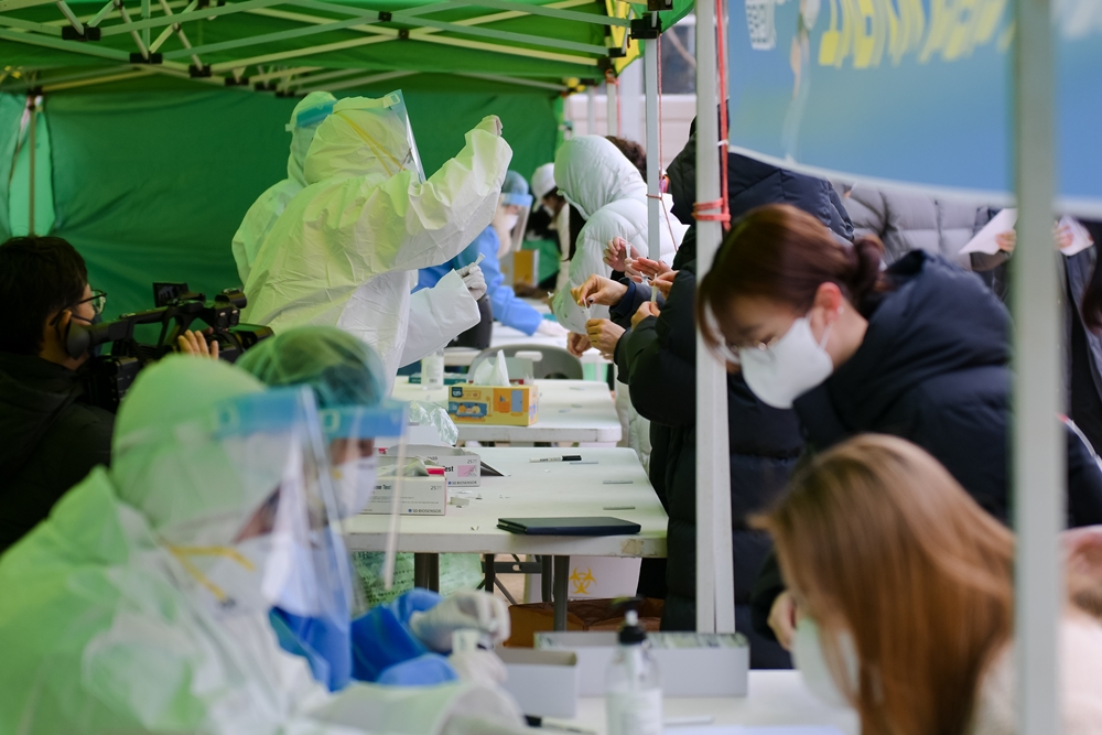 ▲여수시가 5일~6일 운영한 ‘우리동네 자가검사소’ 5개소에 시민 4,749명이 방문한 것으로 나타났다. 시는 주말 이틀 동안 (임시)선별진료소 3개소와 우리동네 자가검사소 5개소에서 PCR검사, 신속항원검사, 자가진단키트를 포함해 총 11,300여 건의 검사를 진행했다고 밝혔다.   ⓒ여수시