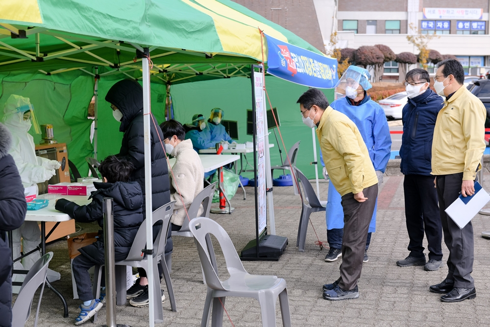 ▲ 권오봉 여수시장이 6일 ‘우리동네 자가검사소’를 찾아 직원들을 격려하고 있다. ⓒ여수시