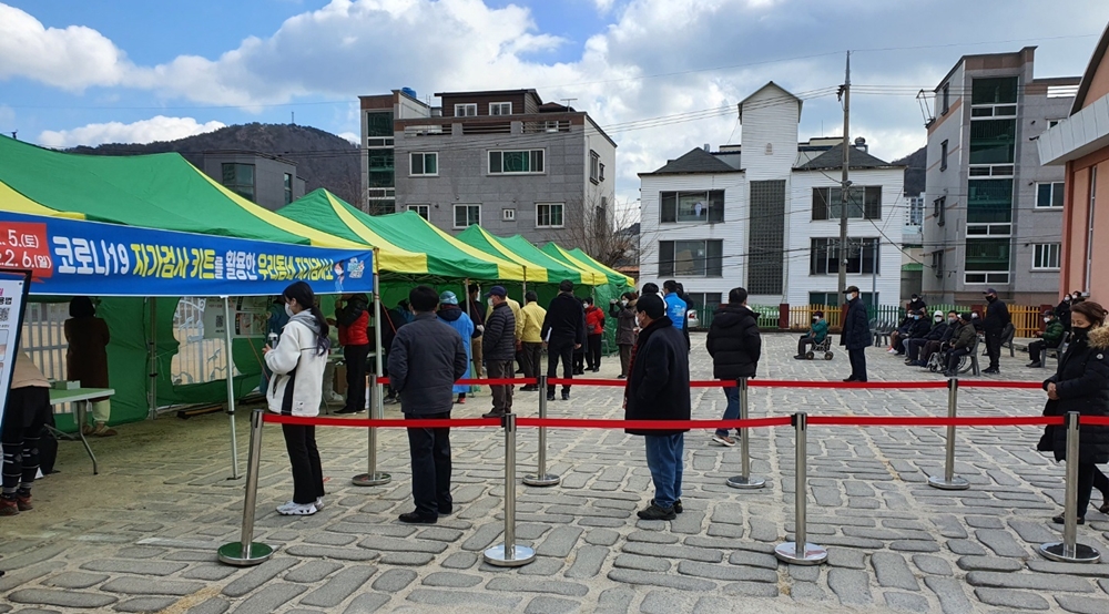 ▲‘한려초등학교 우리동네 자가검사소’, 시민들이 검사를 받기 위해 대기하고 있다.  ⓒ여수시