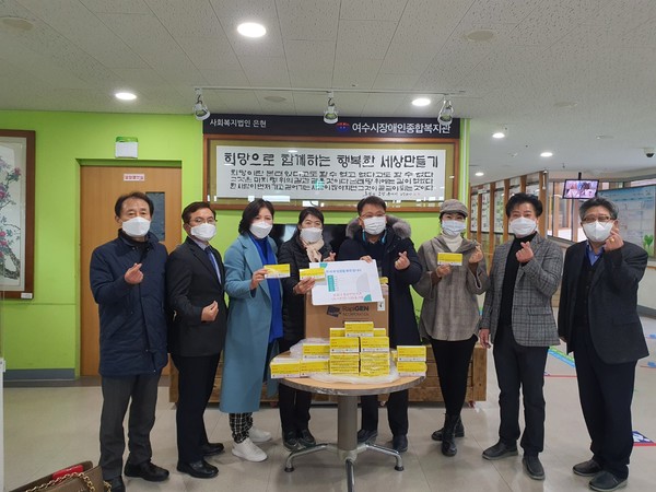 ▲천사회 최정규 회장이 여수시장애인종합복지관에 코로나19 자가진단키트를 전달하고 있다