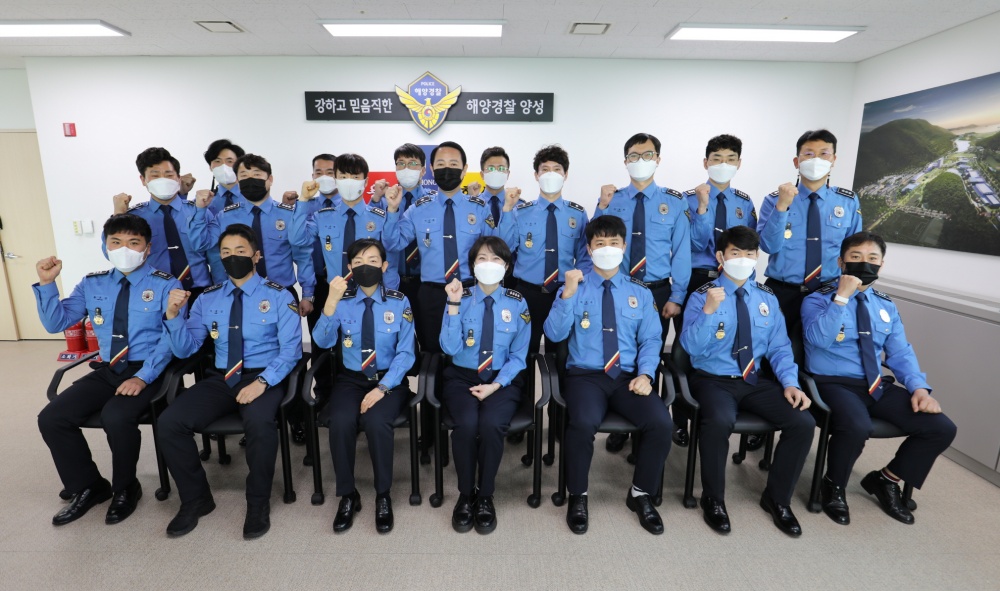 ▲신규 교수요원 표장수여식 참여자들이 기념사진을 찍고 있다.