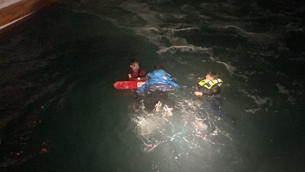 ▲익수자를 구조하는 해경