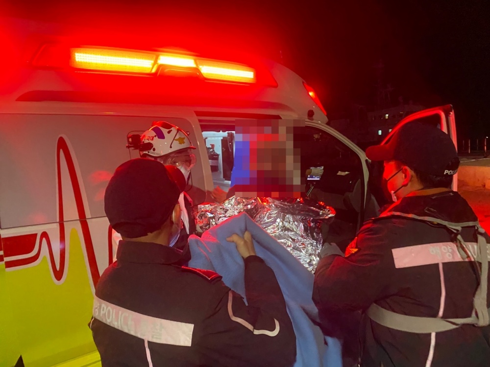 ▲해경이 구조된 익수자를 119에 인계하고 있다