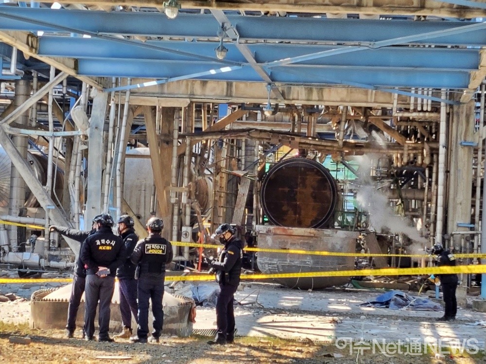 ▲ 여천NCC 3공장 폭발사고 현장에 경찰이 폴리스라인을 치고 현장 감식을 하고 있다.ⓒ곽준호