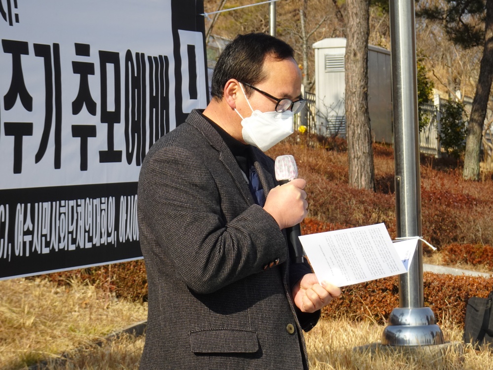 ▲여수솔샘교회 정병진 목사가 추모발언을 하고 있다