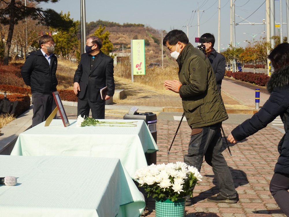 ▲여수출입국관리사무소 외국인보호실 화재참사 추모예배 참여자들이 헌화하고 있다