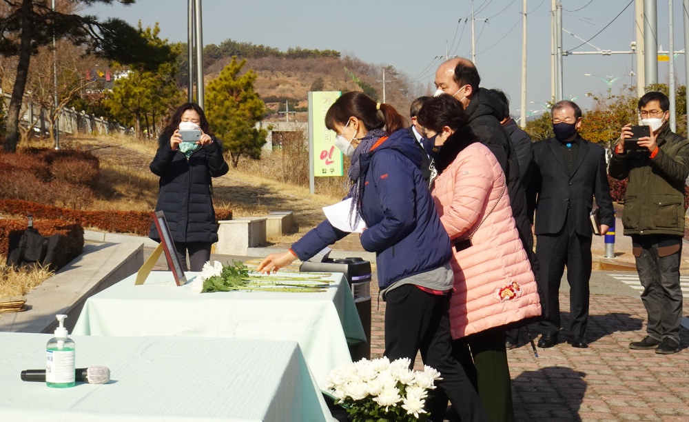 ▲여수출입국관리사무소 외국인보호실 화재참사 추모예배 참여자들이 헌화하고 있다