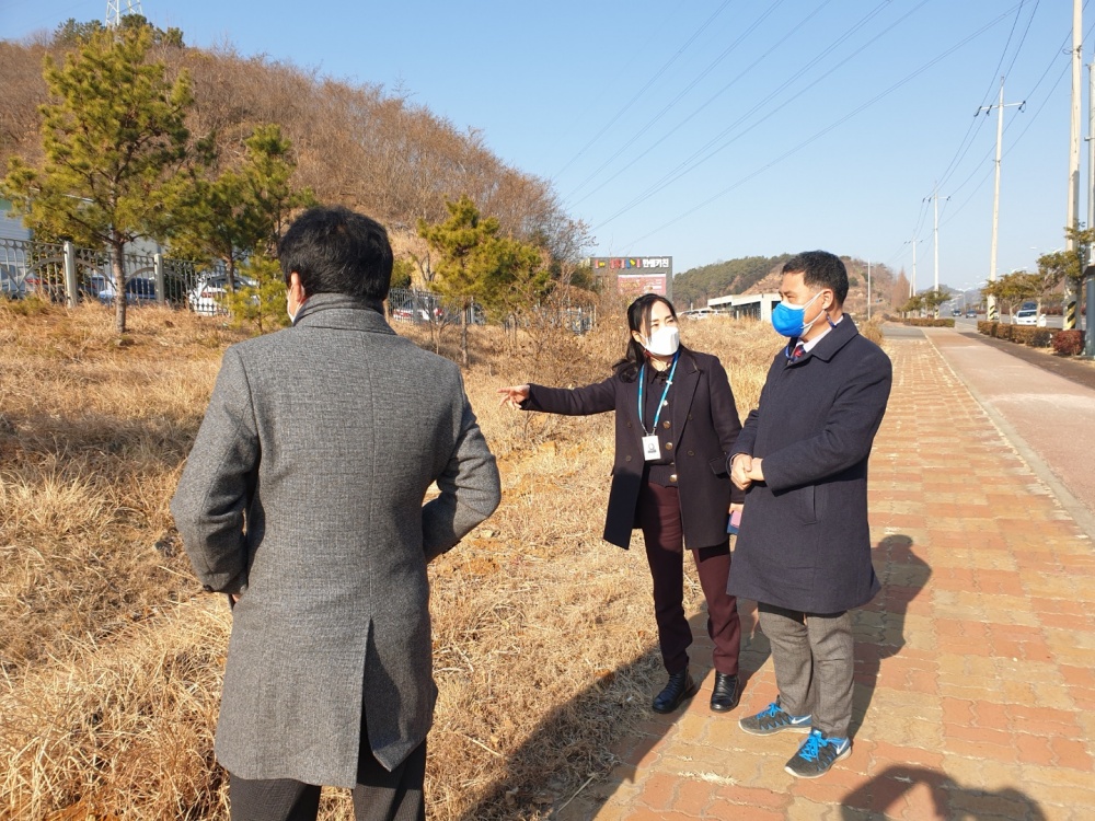 ▲여수외국인보호소화재참사 15주기 공동추모를 위한 제단체 당시 참사를 기억하기 위한 표지석을 세우고자 준비 중이다. 추모예배에 앞서 주종섭 시의원과 여수시 도로교통과 팀장이 행사 직전 표지석 건립에 적합한 위치를 살펴보고 있다 ⓒ정병진