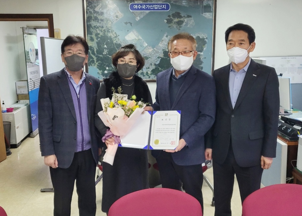 ▲여수시가 지난 10일 ‘2021년 혁신분야 추진 유공 민간단체’로 선정된 ‘여수시지역사회보장협의체’에 전라남도지사 표창장을 전수했다