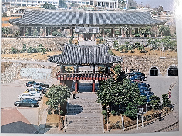 ▲임진, 정유 두 왜란으로부터 나라를 구한 국난극복의 상징 진남관이 2015년부터 7년째 보수공사를 하고 있어 부득이하게 여수시에서 발행한 을 촬영했다. 앞에 보이는 건물이 망해루이고 망해루 오른편 뒷쪽에 성벽처럼 보이는 건물속에 진남관 임란유물전시관이 있다. 반원형 입구 두개가 출입구다  ⓒ오문수