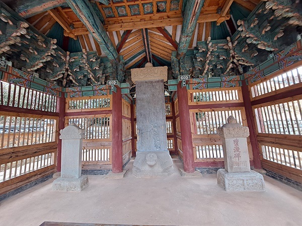 ▲고소대에는 보물인 통제이공수군대첩비(중앙), 동령소갈비(좌측), 타루비(우측)가 있다  ⓒ오문수