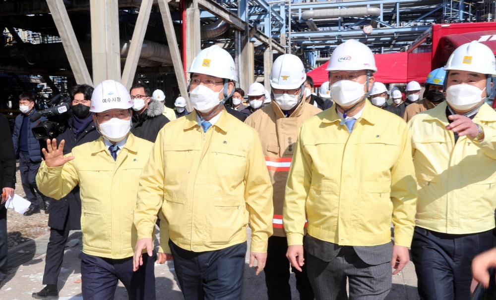 ▲ 전남도와 여수시, 경찰 등 관계자들이 11일 열교환기 기밀테스트 도중 폭발사고가 발생한 여수시 화치동 여수국가산업단지 내 여천NCC 3공장을 방문했다.
