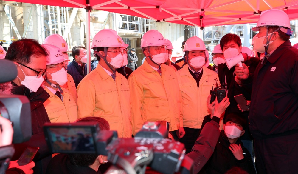 ▲여천NCC 관계자로부터 사고발생 현황에 대해 설명을 듣고 있다.