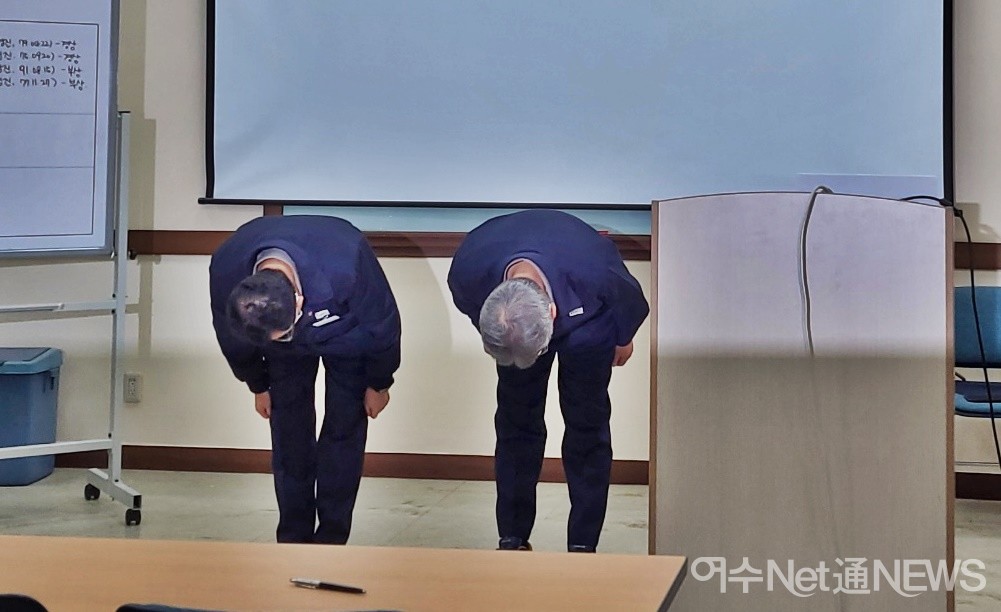 ▲11일 여천NCC㈜ 최금암, 김재율 공동대표이사가 “사고 피해자와 가족, 그리고 국민 여러분께 진심으로 사죄드립니다”라며 고개 숙여 사죄하고 있다. ⓒ곽준호