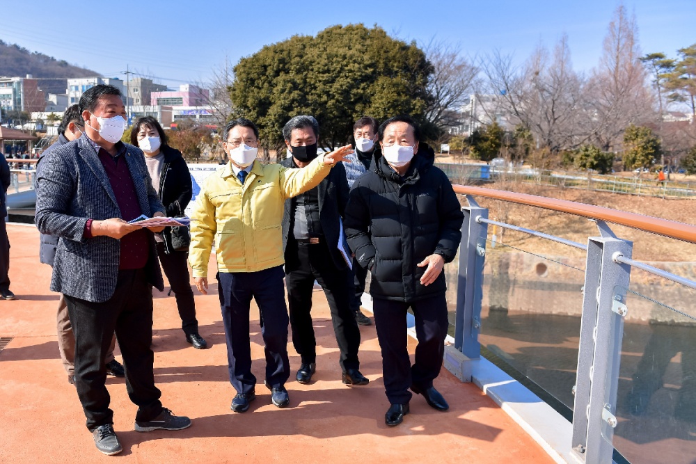 ▲권오봉 여수시장이 지난 11일 무선 성산공원 공사 현장을 방문해 진행상황과 안전여부 등을 점검하고 있다