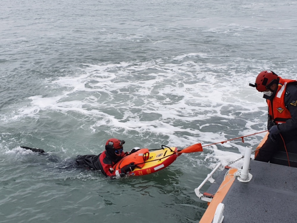 구조용 보드를 이용해 익수자 구조훈련을 하고 있다