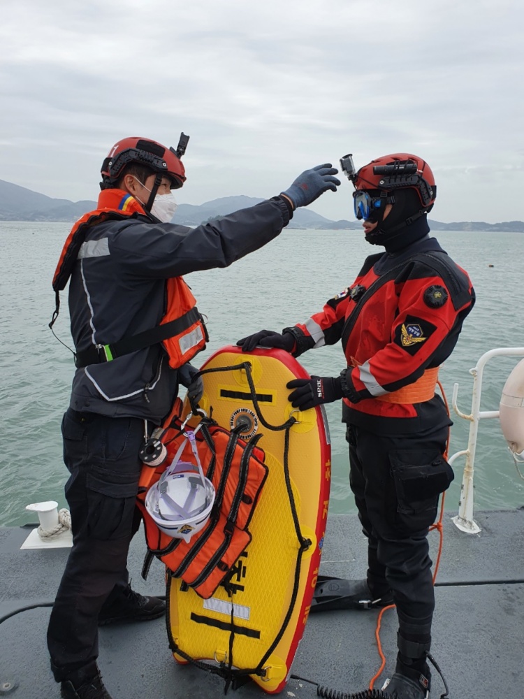 ▲파출소 연안구조정이 구조용보드를 이용해 익수자 구조훈련을 하고 있다