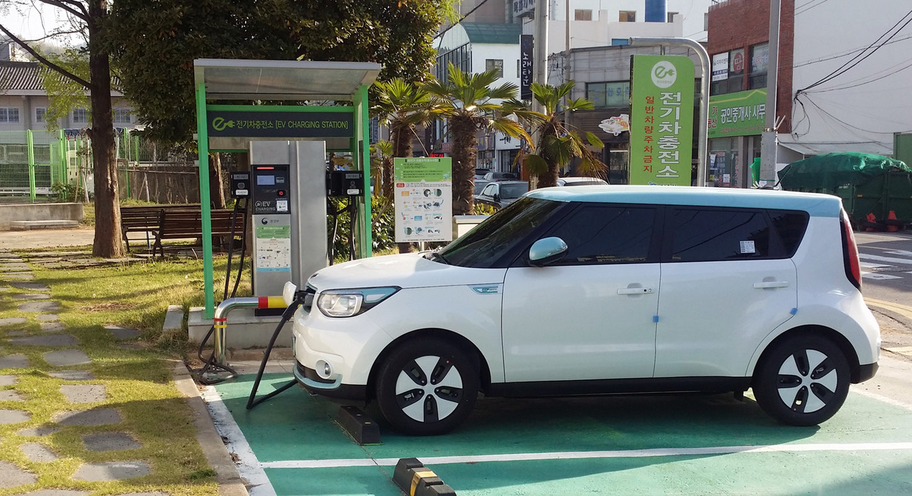 ▲ 여수시가 올해 ‘전기자동차 민간보급사업’을 16일부터 시작했다고 밝혔다. 전기승용차 250대, 전기화물차 200대에 구매 보조금을 지원하게 된다.