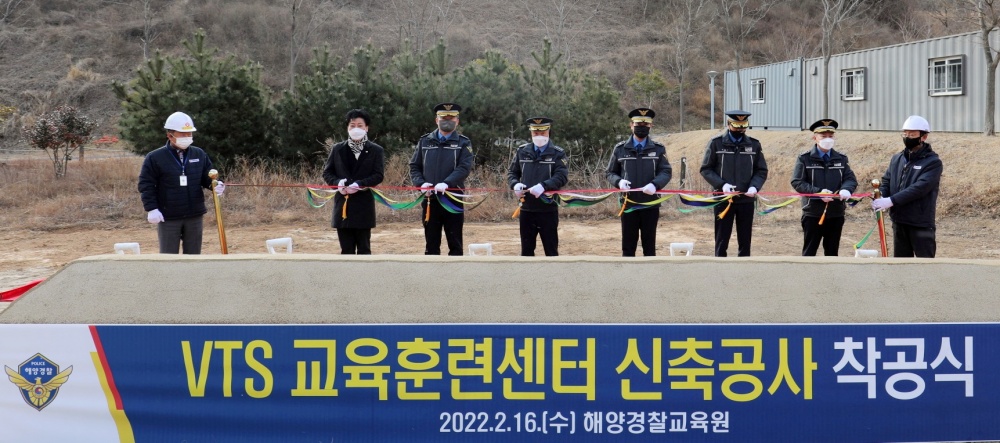 ▲테이프커팅 모습. 오른쪽 네번째가 여인태 교육원장