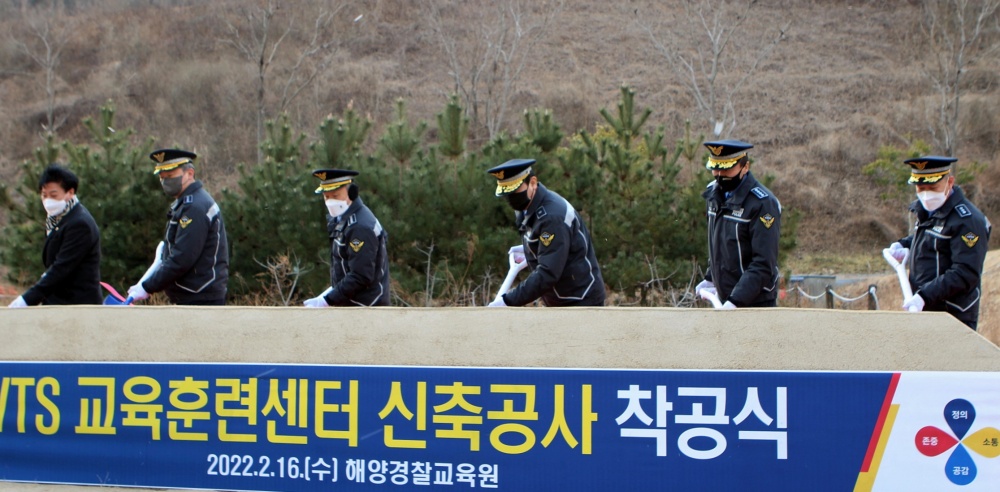 ▲시삽식 모습. 오른쪽 세번째가 여인태 교육원장이다