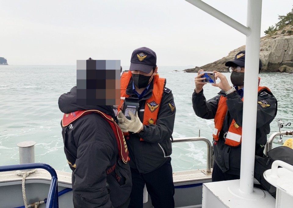 ▲여수해경이 선박 검문검색 중 음주운항 여부를 확인하고 있다
